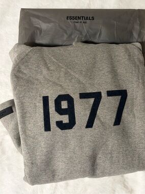 Essentials Men's Heather Gray Sweatshirt with Navy '1977' Graphic